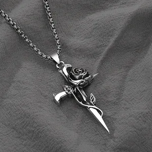 Vintage Gothic Silber Kreuzkette mit Rosenanhänger auf strukturiertem Stoffhintergrund