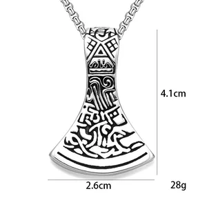 Ciondolo ascia vichinga in acciaio con motivi nordici e dimensioni 4.1x2.6cm