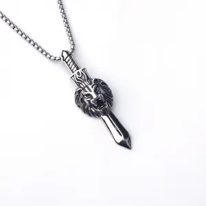 Collier punk pour hommes avec pendentif épée et tête de lion vintage sur une chaîne box