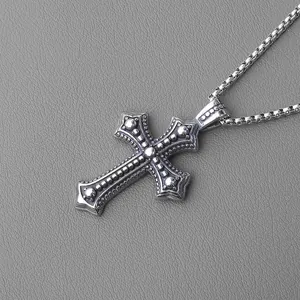 Pendentif croix vintage hip hop en acier inoxydable argenté avec texture punk et chaîne
