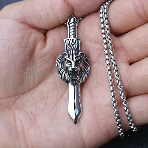 Pendentif épée à tête de lion en acier inoxydable argenté avec chaîne à maillons ronds
