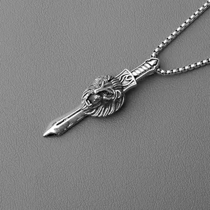 Vue détaillée du pendentif lion et dague style punk avec finition acier mat vintage