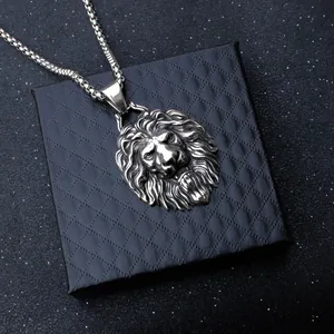 Collana con ciondolo a testa di leone in argento lucido da uomo con catena su regalo