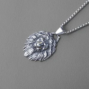Collana con ciondolo testa di leone retrò per uomo con catena su sfondo di pelle