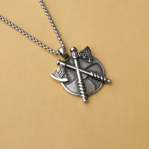 Gros plan du pendentif haches viking avec finition noire vintage sur chaîne maille