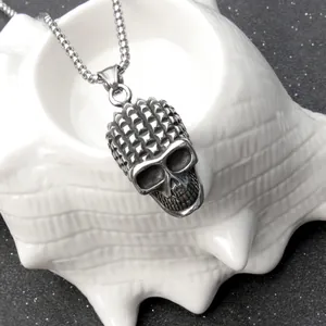 Vue macro d'un collier pendentif tête de mort punk avec pointes sur un coquillage