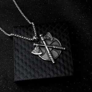 Détail du pendentif bouclier à double hache viking sur une boîte à bijoux noire texturée