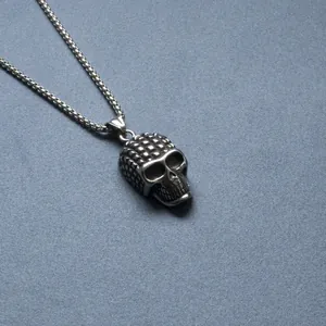 Collier avec pendentif crâne punk gothique en acier inoxydable rétro et chaîne carrée