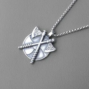 Collier Viking rétro avec pendentif double hache en acier inox sur fond en cuir gris