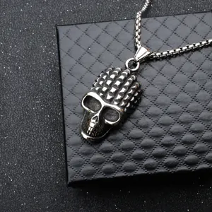 Collier avec pendentif crâne en acier inoxydable punk avec chaîne sur boîte à bijoux