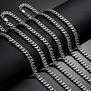 Colliers à mailles gourmette en acier inoxydable poli exposés sur un support en cuir noir