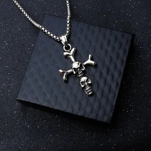 Collana a croce con teschio gotico punk in argento vintage su scatola nera
