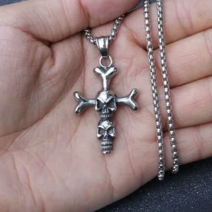 Collana punk gotica con ciondolo a croce e teschi in acciaio argento vintage