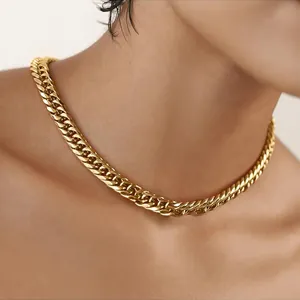Gros plan d'une chaîne gourmette dorée en acier inoxydable sur un mannequin