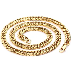 Détail du collier gourmette plaqué or en acier inoxydable avec fermoir mousqueton