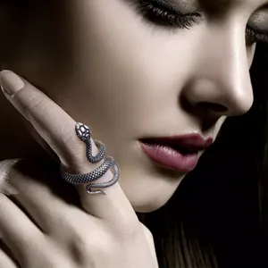 Retro silver snake ring for men and women featuring detailed scales and punk cobra design