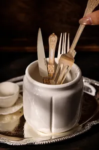 Detailansicht von Vintage-Besteckaufklebern in Gold mit Prägemuster für Scrapbooking