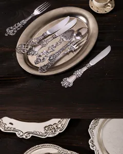 Makro-Detail von Vintage-Geschirr-Aufklebern mit verzierten Besteckmustern aus Silber