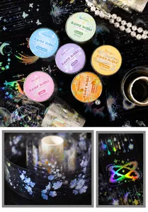 Vue macro du ruban adhésif PET Rainy Night avec motifs holographiques d'étoiles et fleurs