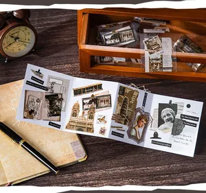 Detailansicht der Vintage-Collage-Aufkleber mit Architektur- und Blumenmotiven auf Notizheft