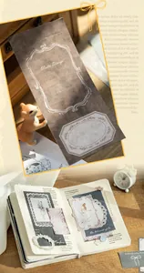 Vue détaillée du papier de scrapbooking vintage avec bordures décoratives et cartes rétro
