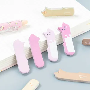 Macro di post-it colorati a forma di gatto sulla scrivania con cancelleria e taccuino