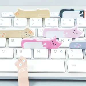 Primo piano di simpatici post-it a forma di gatto su una tastiera di un laptop