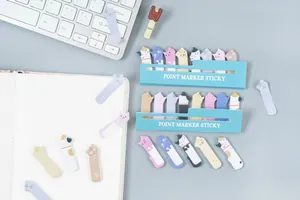 Dettaglio di simpatici post-it a forma di gatto in vari stili su una scrivania