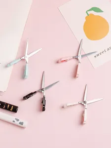 Detailopname van draagbare kattenpoot-scharen in vier pastelkleuren op decoratie