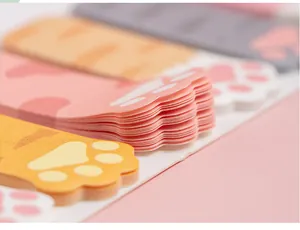 Primo piano di simpatici post-it a forma di zampa di gatto con vari strati colorati
