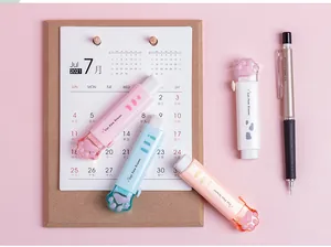 Primer plano de gomas de borrar retráctiles de pata de gato en rosa, azul, blanco y naranja