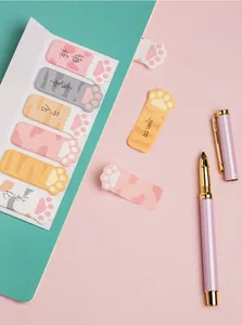Dettaglio di simpatici post-it a zampa di gatto con vari motivi su sfondo colorato