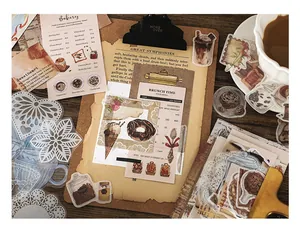 Dettaglio di adesivi vintage per scrapbooking con motivi di caffè, menu e pizzo