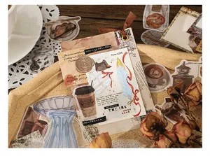 Dettaglio di carta da scrapbooking vintage con caffè retrò, penne e texture invecchiate