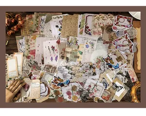 Dettaglio kit scrapbooking vintage con adesivi di farfalle e carte floreali retro