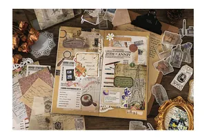 Collage dettagliato di adesivi vintage in carta su legno scuro per lo scrapbooking
