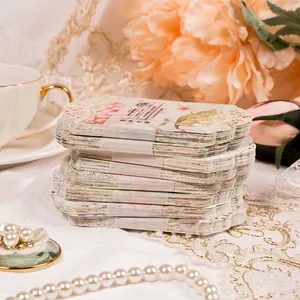 Ensemble de papier décoratif en dentelle vintage pour scrapbooking et projets créatifs.