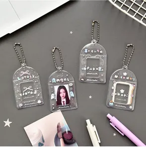 Détails de quatre porte-cartes en acrylique transparent avec ailes et chaînettes