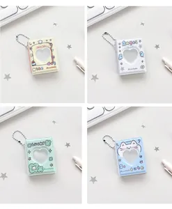Set de mini carpetas para tarjetas fresa en colores pastel con ventanas de corazón