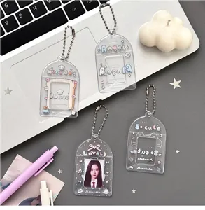 Gros plan de porte-cartes en PVC transparents avec chaînes et dessins aux tons pastel