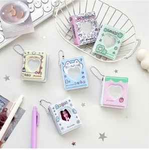 Portatarjetas de fresa con ventana de corazón y cadenas metálicas en escritorio blanco