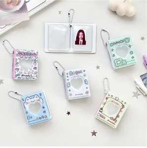 Varios mini álbumes de fotos con ventanas de corazón y cadenas de bolas de metal