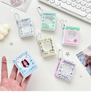 Vista detallada de mini álbumes de tarjetas de 3 pulgadas con recortes de corazón y dibujos