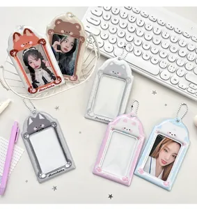 Vue détaillée des étuis à cartes en PVC avec oreilles d'animaux et chaînes en métal