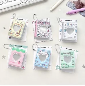 Set detallado de seis portatarjetas con ventanas de corazón y cadenas metálicas