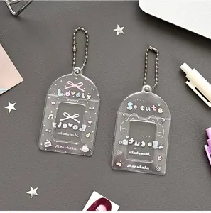 Détail de porte-cartes transparents avec motifs d'animaux mignons et chaînes à billes