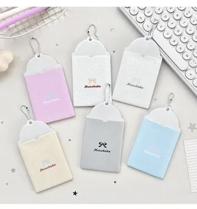 Vue détaillée de six porte-cartes en PVC à pois colorés avec chaînes métalliques pour photos