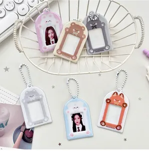 Detailopname van dierfotokaarthouders met parelkettingen en zachte pastelkleuren