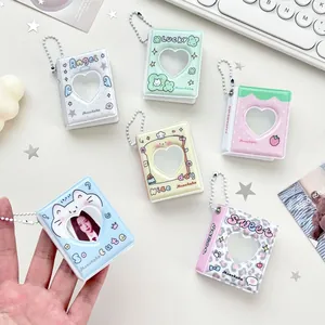 Mini álbum llavero de fresa con ventana de corazón para tarjetas coleccionables