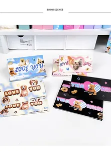 Detalle de varios encabezados de tarjetas de animales con perros, gatos y osos en papel